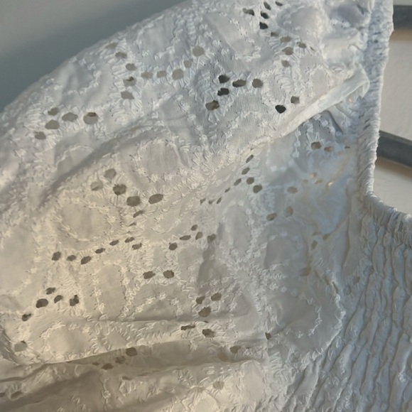 White simple design short sleeve shirt - Picture 2 of 3